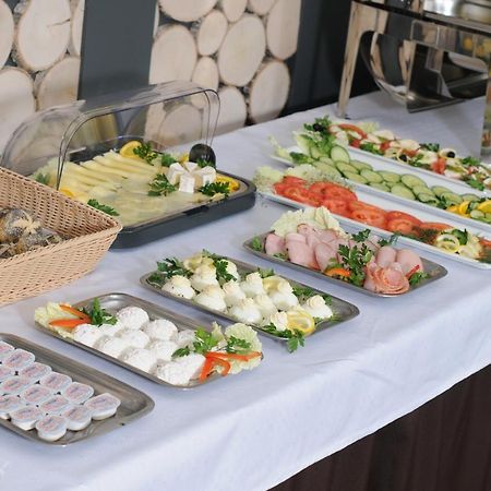 Domki Wakacyjne Delfin Slesin酒店 外观 照片